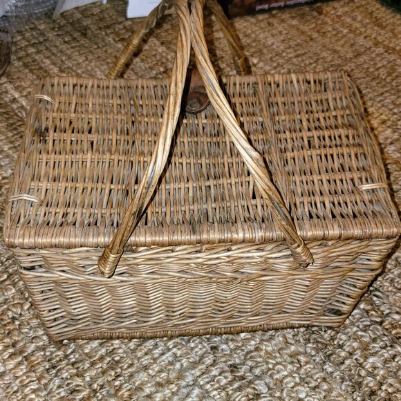 Hand Woven Willow Picnic Basket w Lid Handles lethr strap cottagecore 1940s Todo - Picture 7 of 12